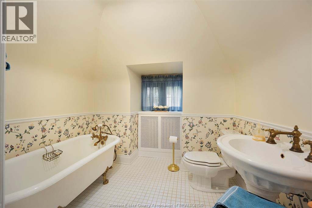 2032 WILLISTEAD CRESCENT - 47