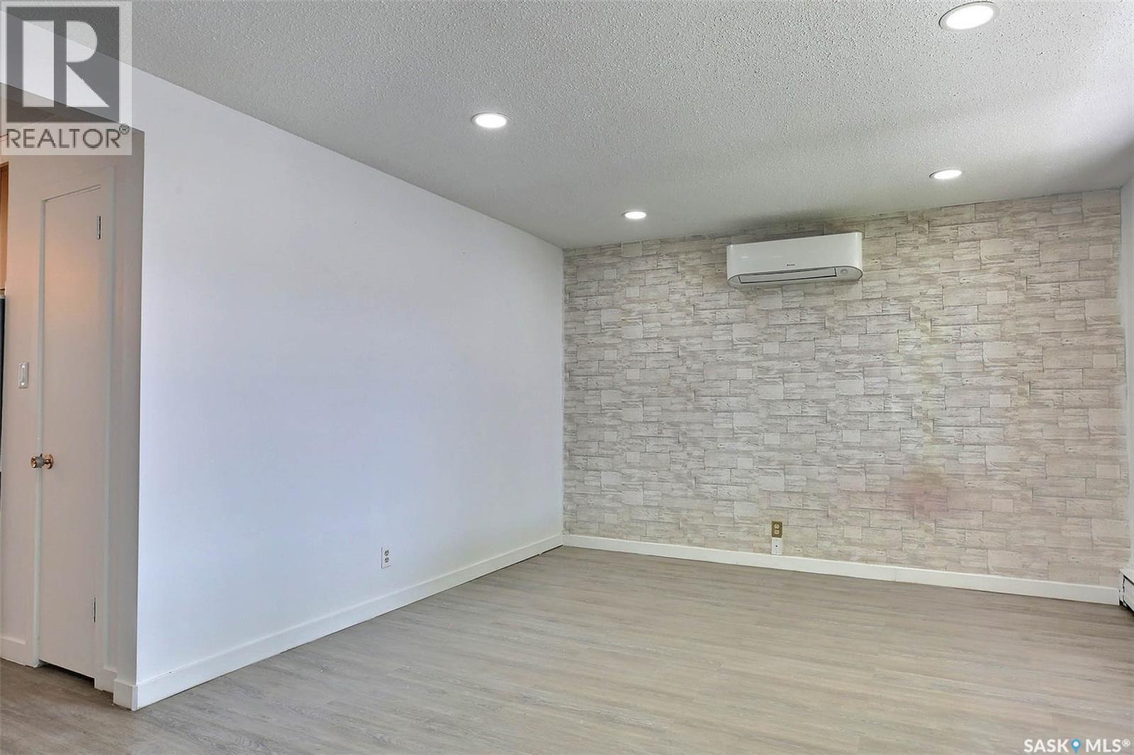 243 Smith STREET N - photo 2