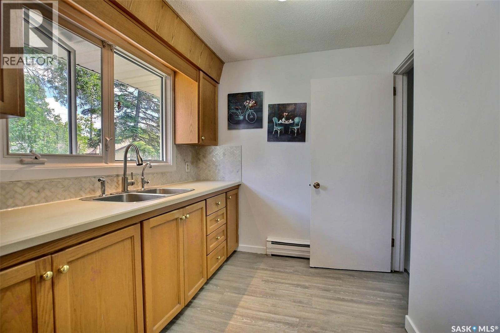 243 Smith STREET N - 8