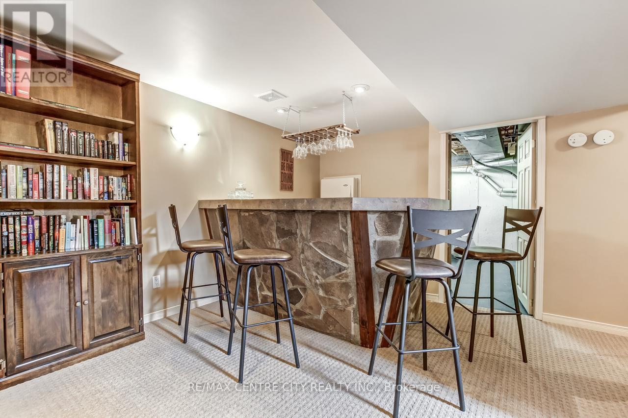 20 HINES CRESCENT - 18