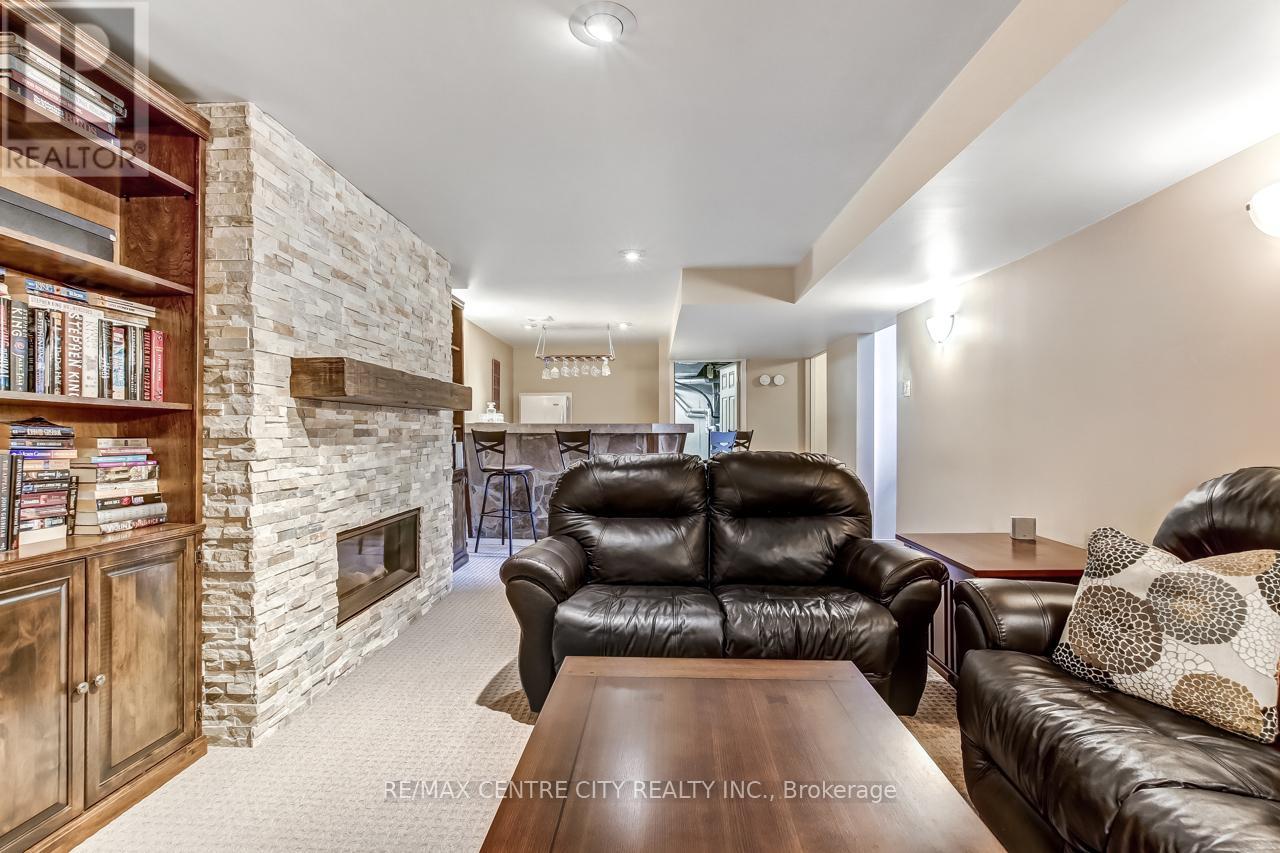 20 HINES CRESCENT - 19