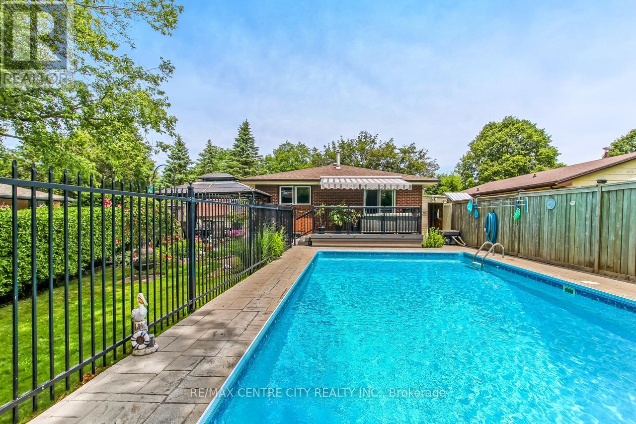 20 HINES CRESCENT - 30