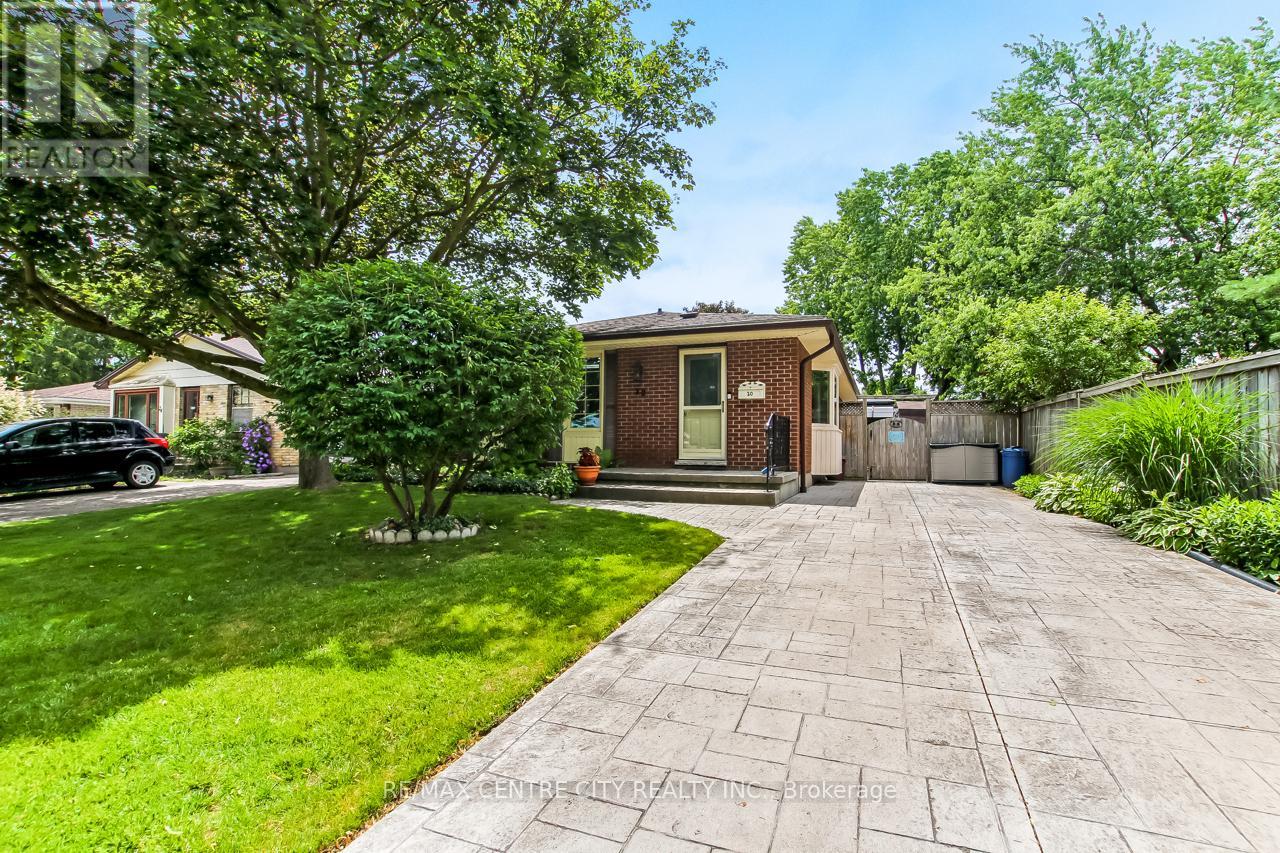 20 HINES CRESCENT - 33