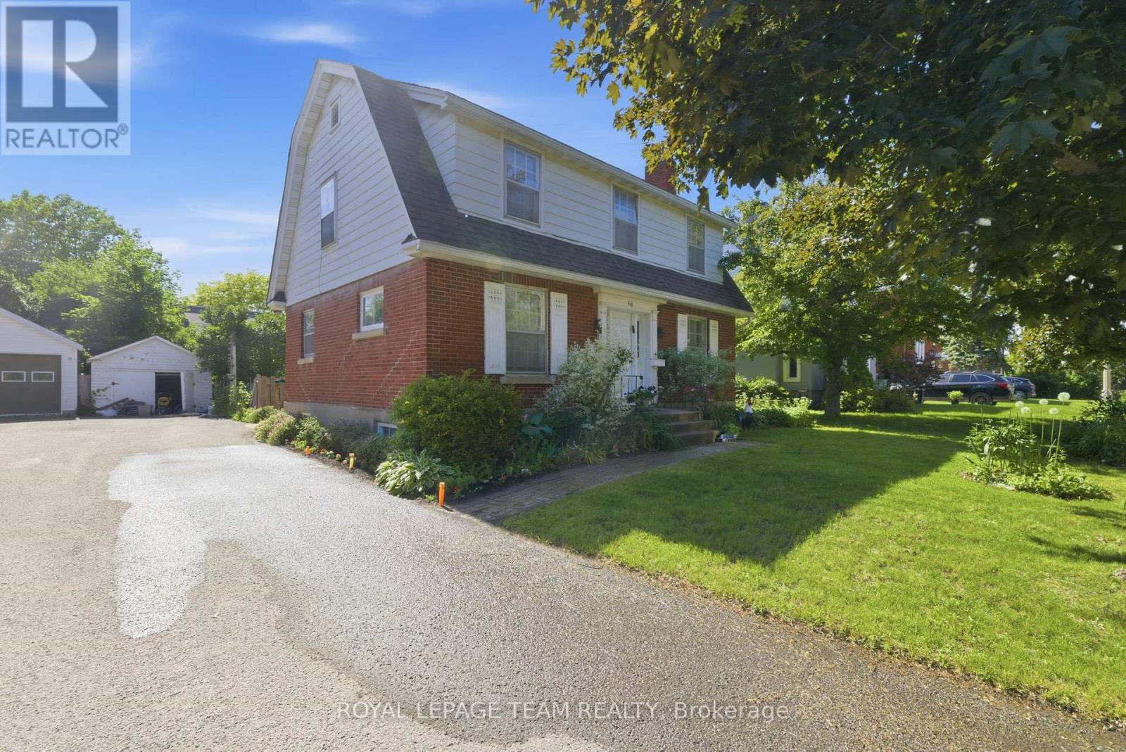 416 TWEEDSMUIR AVENUE - 1