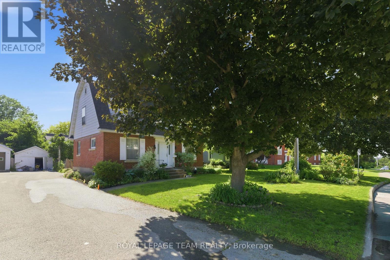 416 TWEEDSMUIR AVENUE - 2