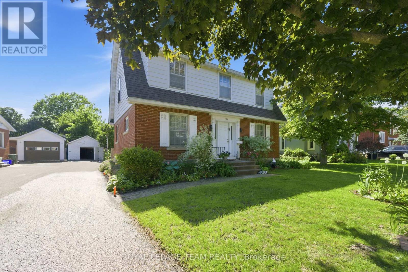 416 TWEEDSMUIR AVENUE - 4