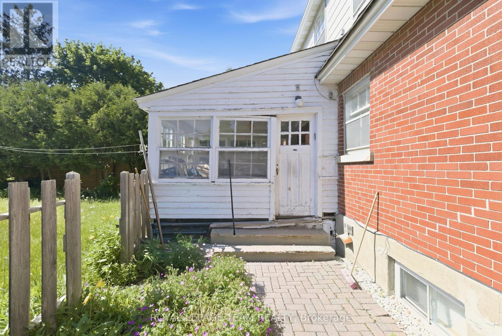 416 TWEEDSMUIR AVENUE - 8