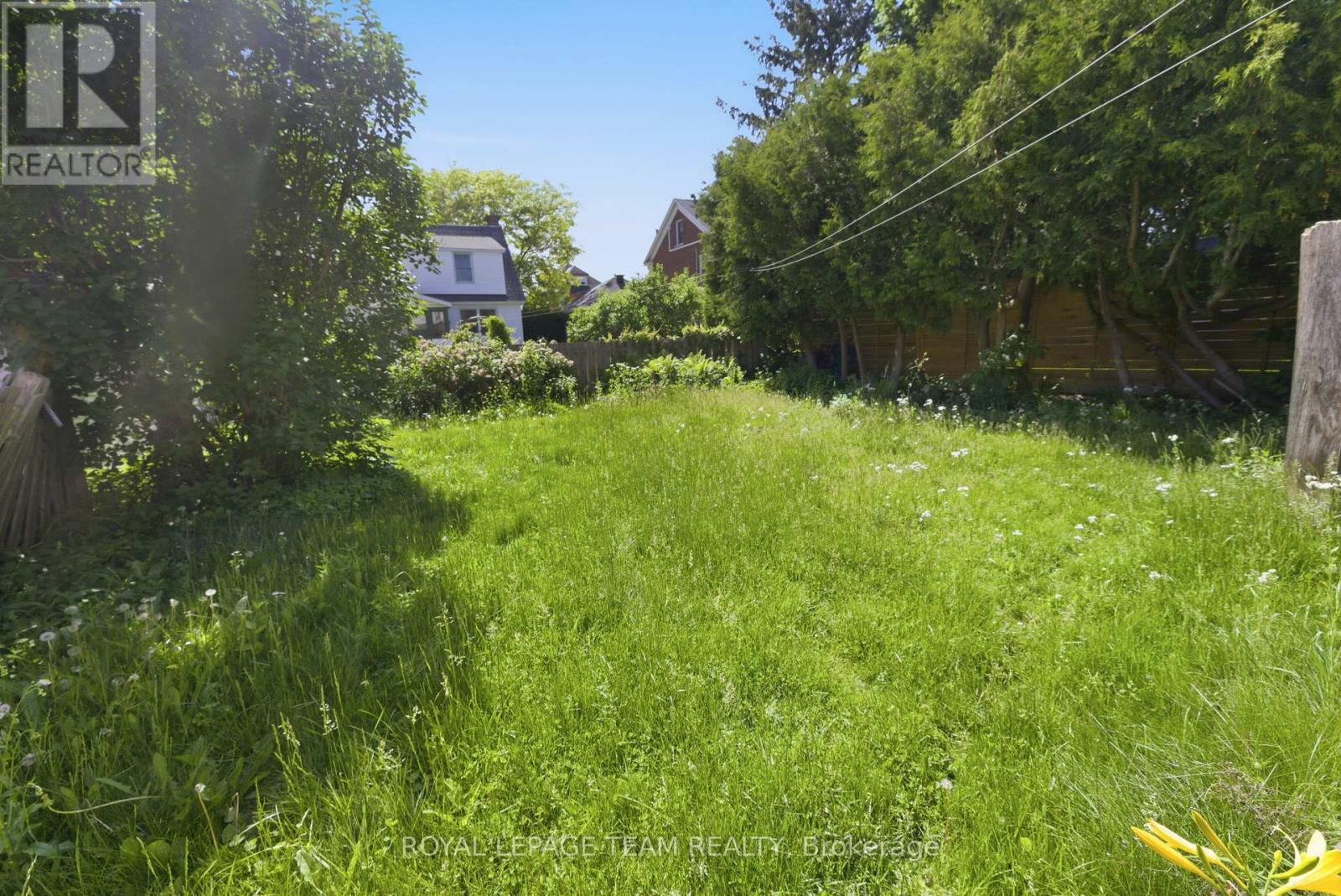 416 TWEEDSMUIR AVENUE - 9