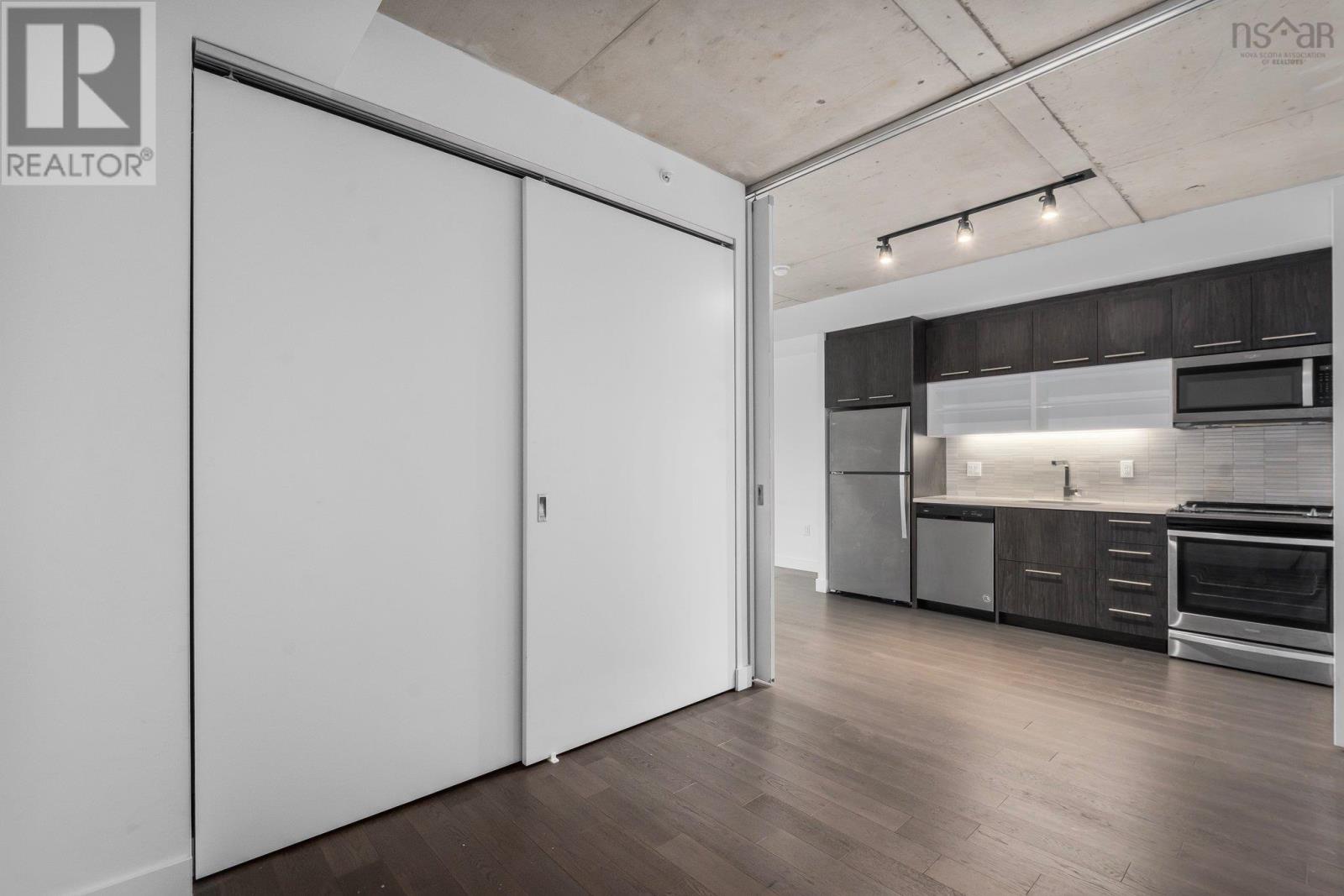 #312 1048 Wellington Street - 10