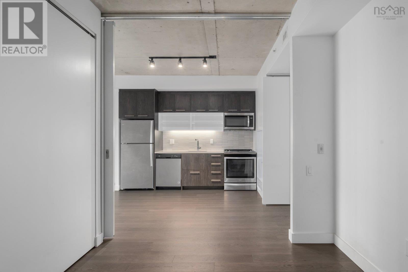 #312 1048 Wellington Street - 11