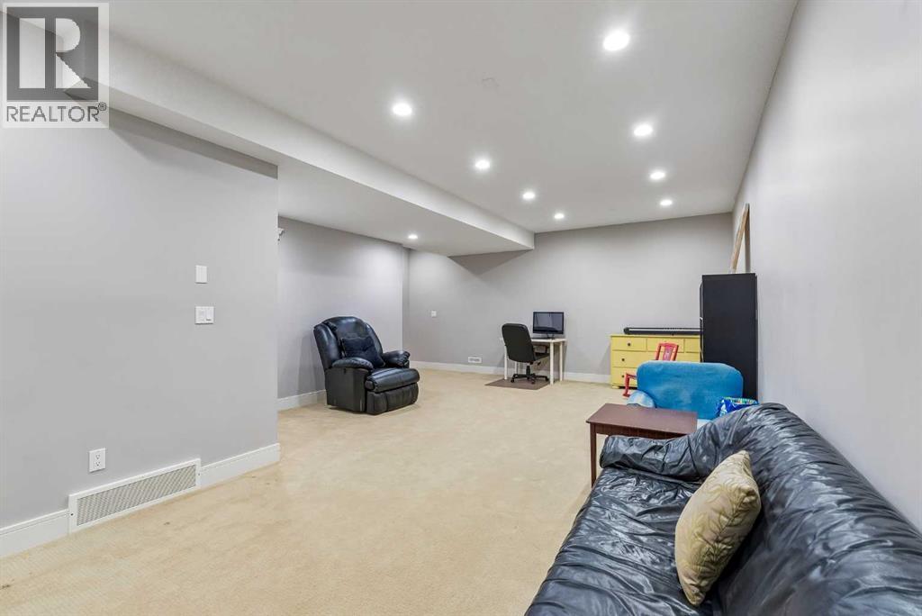 406 25 Avenue NW — photo 37