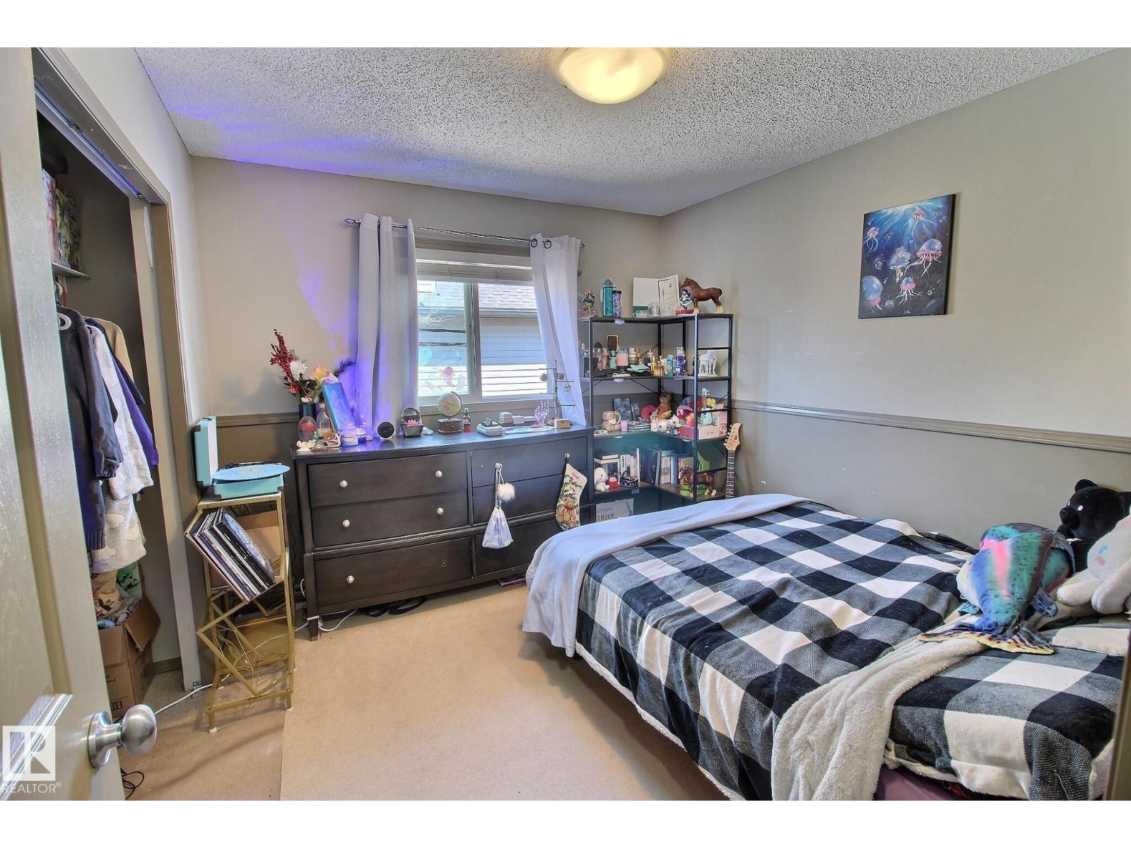 19 Huxley CV — photo 22