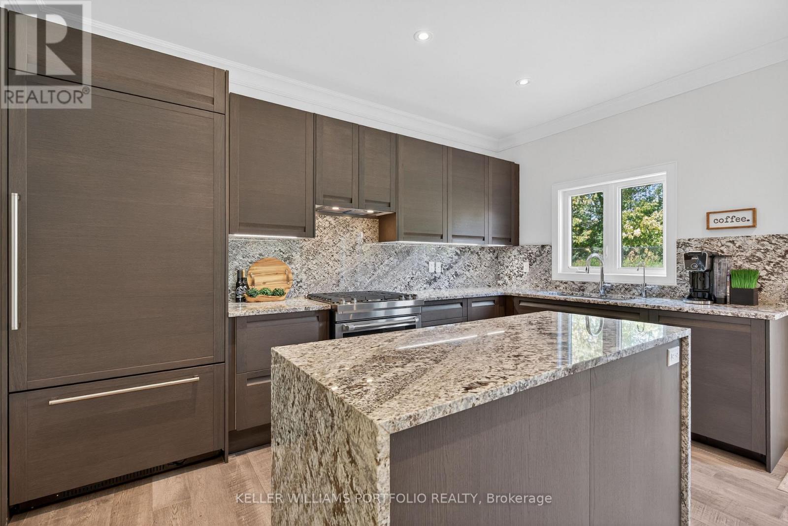 28 MANOR GLEN CRESCENT - 11