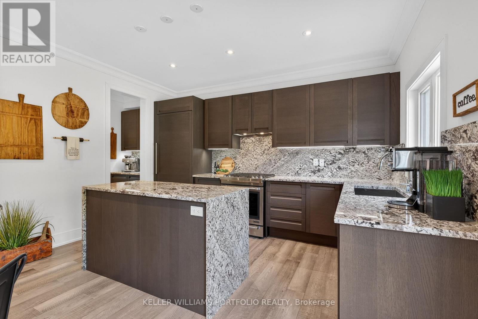 28 MANOR GLEN CRESCENT - 12
