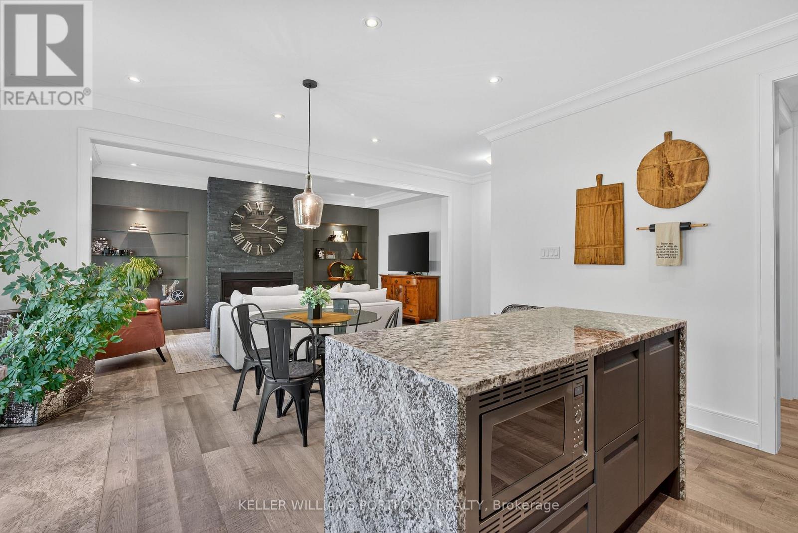 28 MANOR GLEN CRESCENT - 14