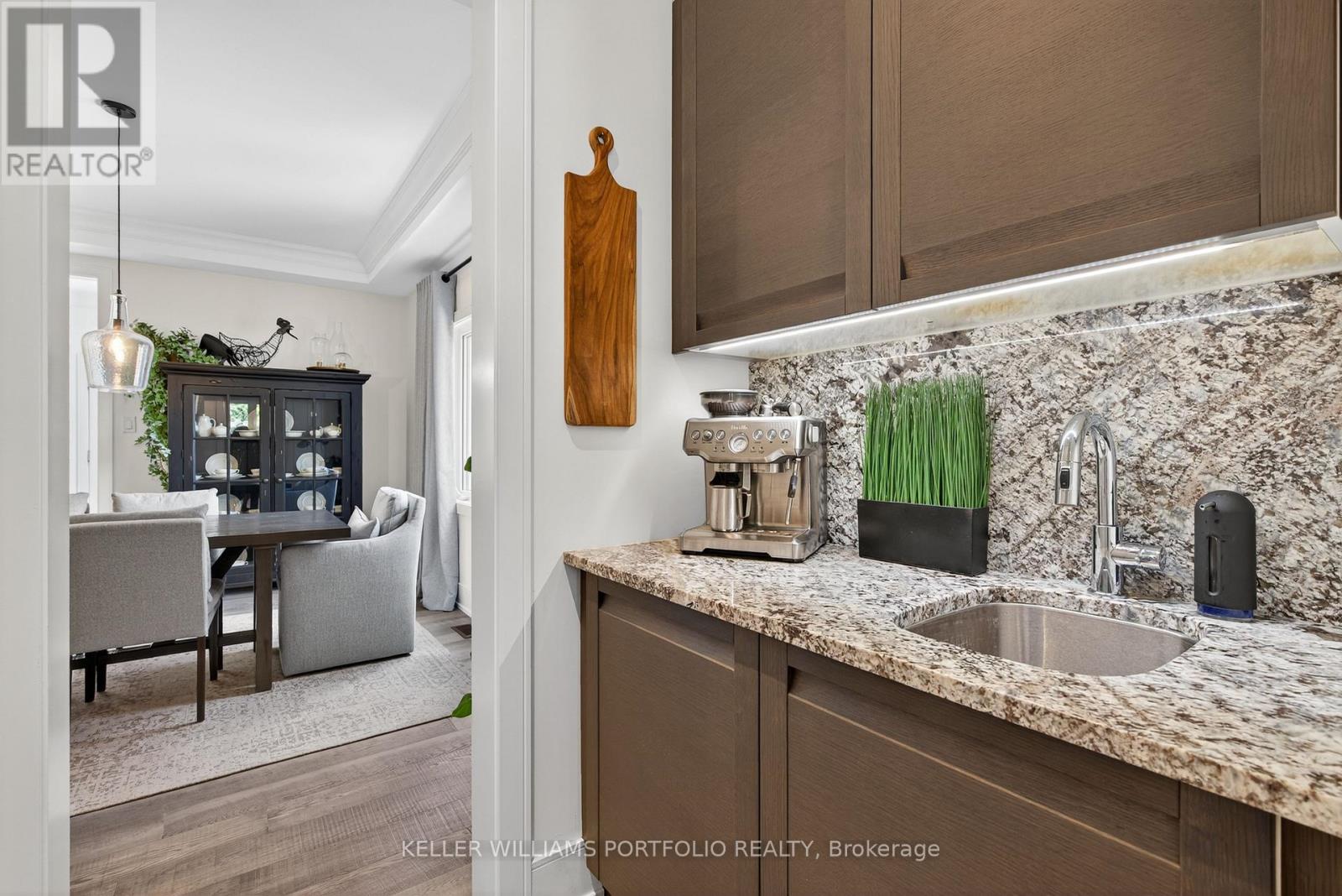 28 MANOR GLEN CRESCENT - 15