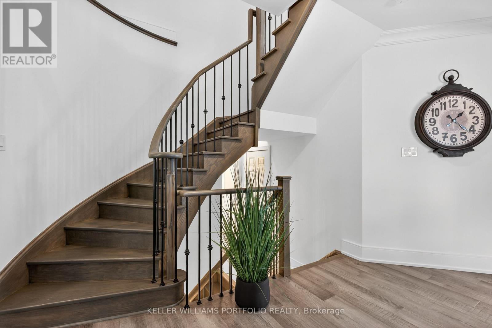 28 MANOR GLEN CRESCENT - 19