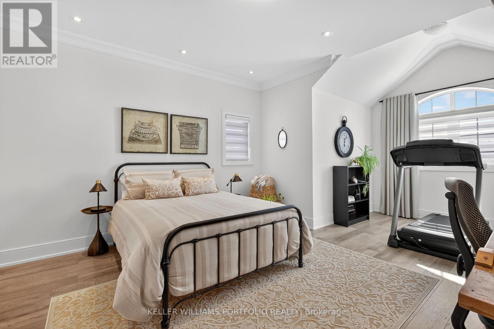 28 MANOR GLEN CRESCENT - 23
