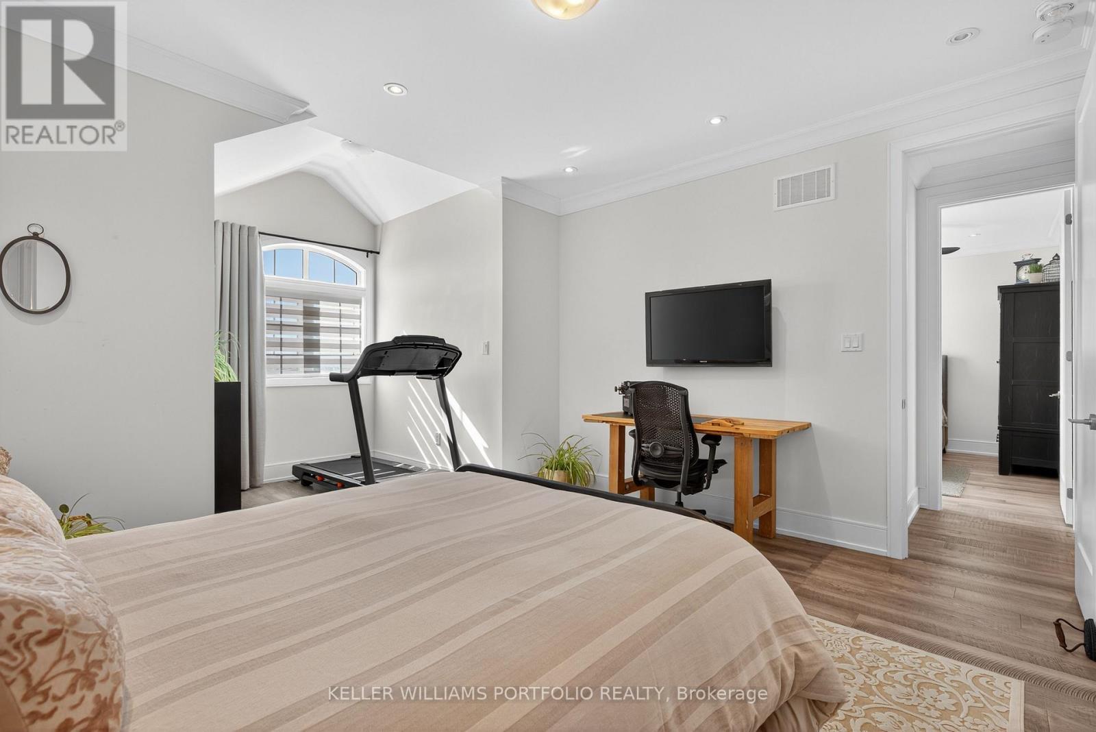 28 MANOR GLEN CRESCENT - 25