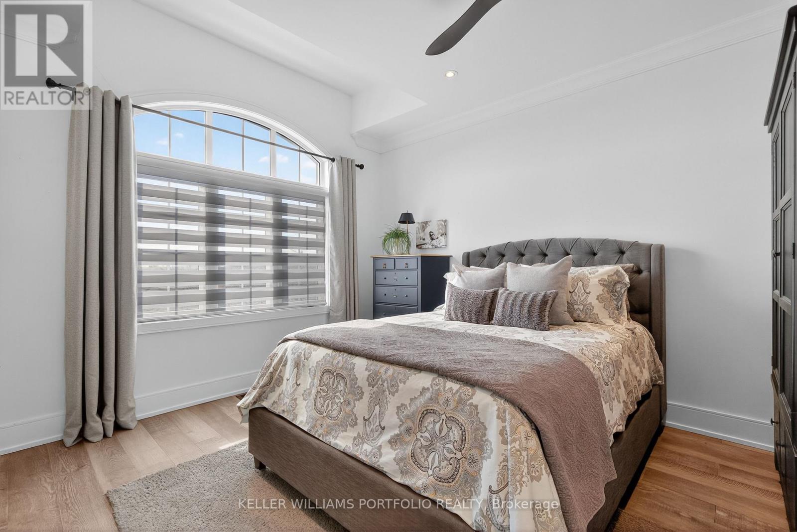 28 MANOR GLEN CRESCENT - 27
