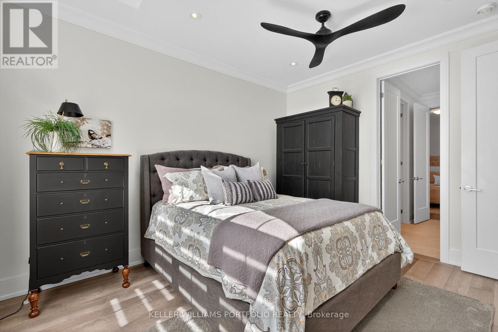 28 MANOR GLEN CRESCENT - 28