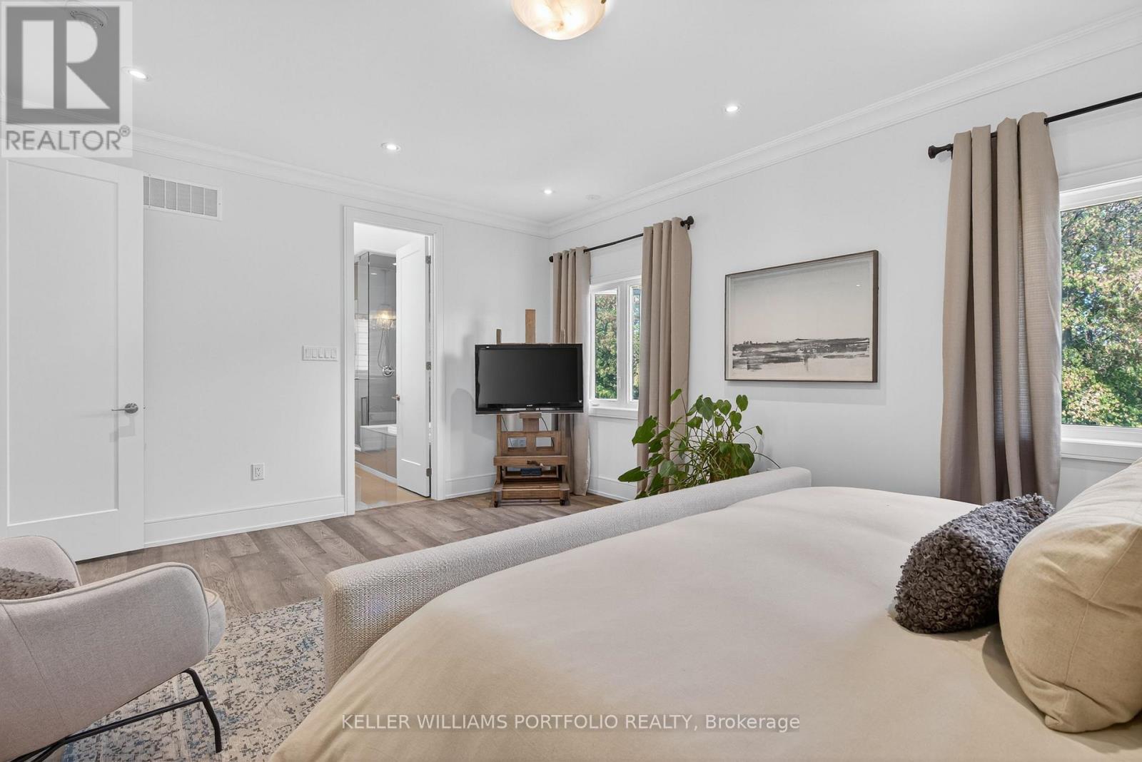 28 MANOR GLEN CRESCENT - 32