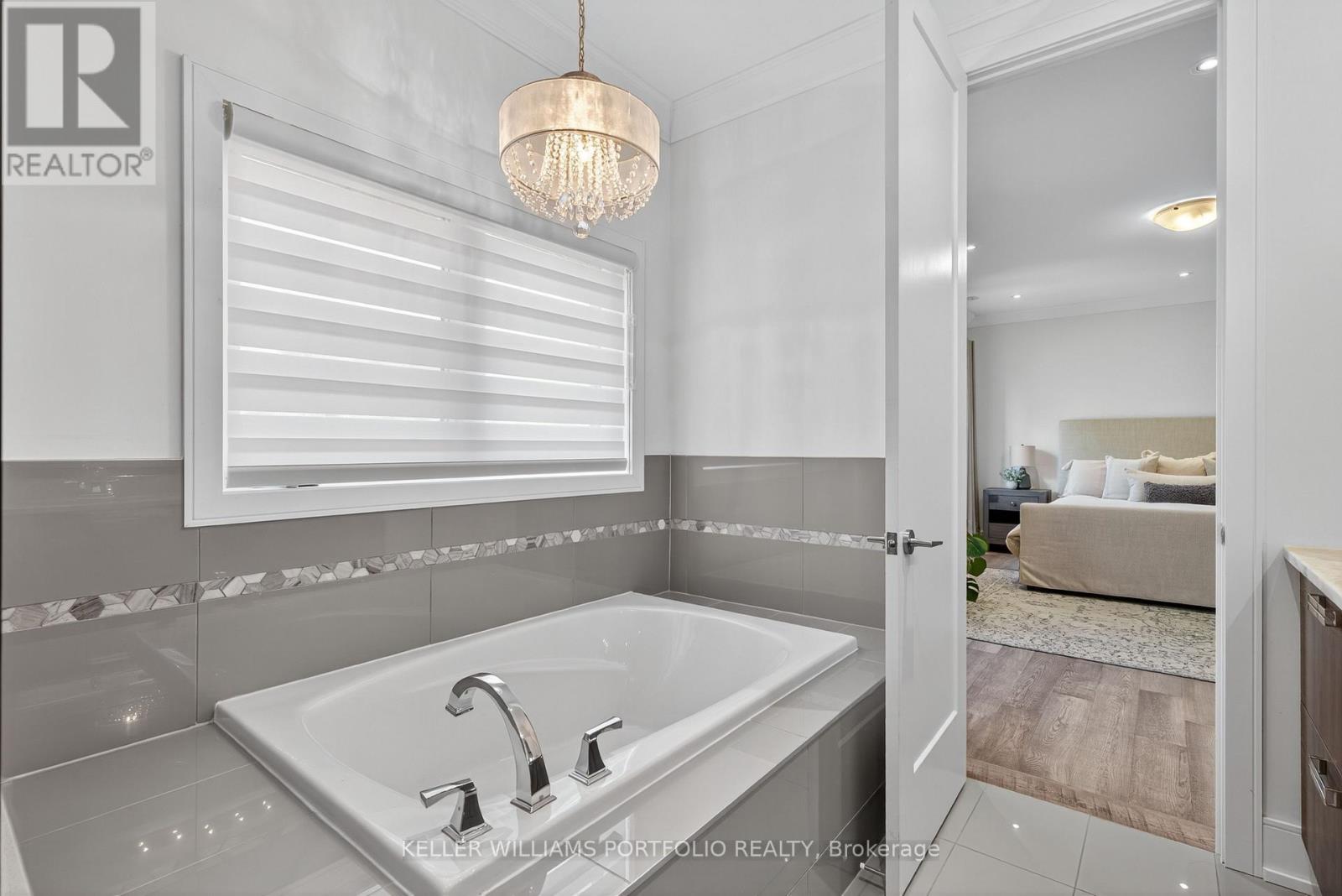 28 MANOR GLEN CRESCENT - 35