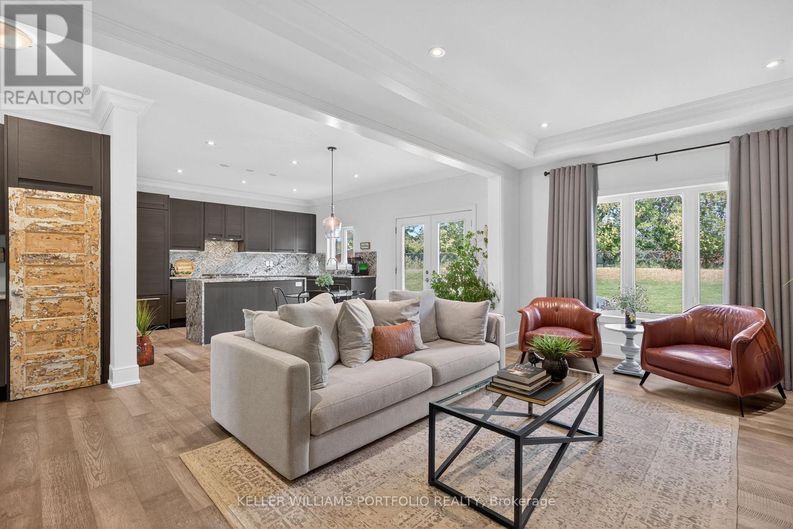 28 MANOR GLEN CRESCENT - 8