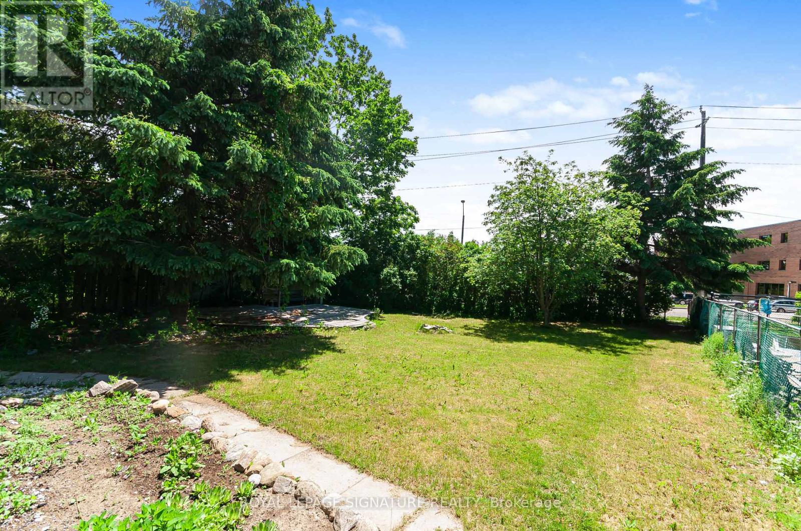 27 DAPHNE CRESCENT - 20