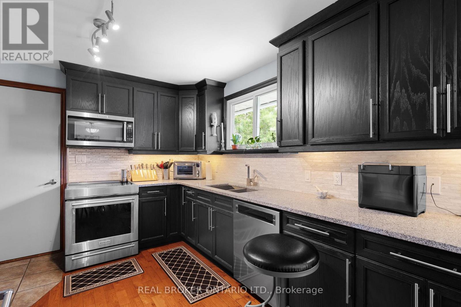493 BAY STREET - 7