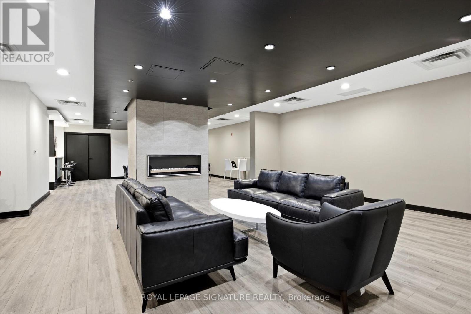 #923 120 DALLIMORE CIRCLE - 26