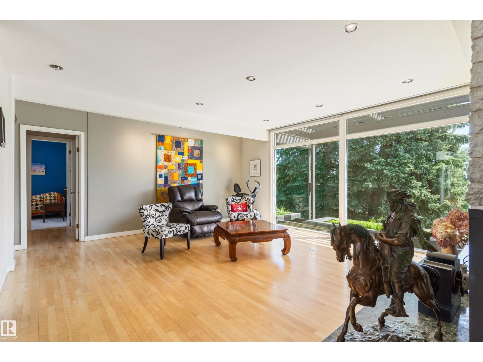 8 LAURIER PL NW - 10