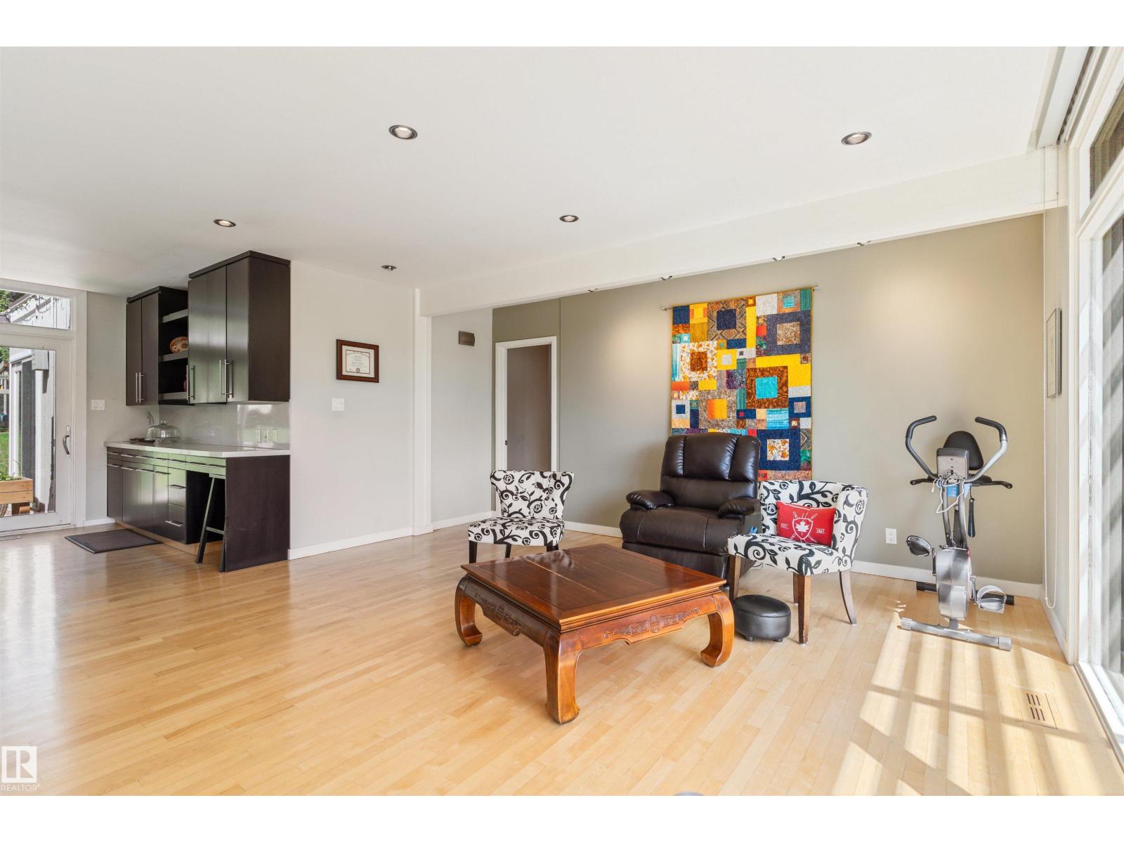 8 LAURIER PL NW - 12