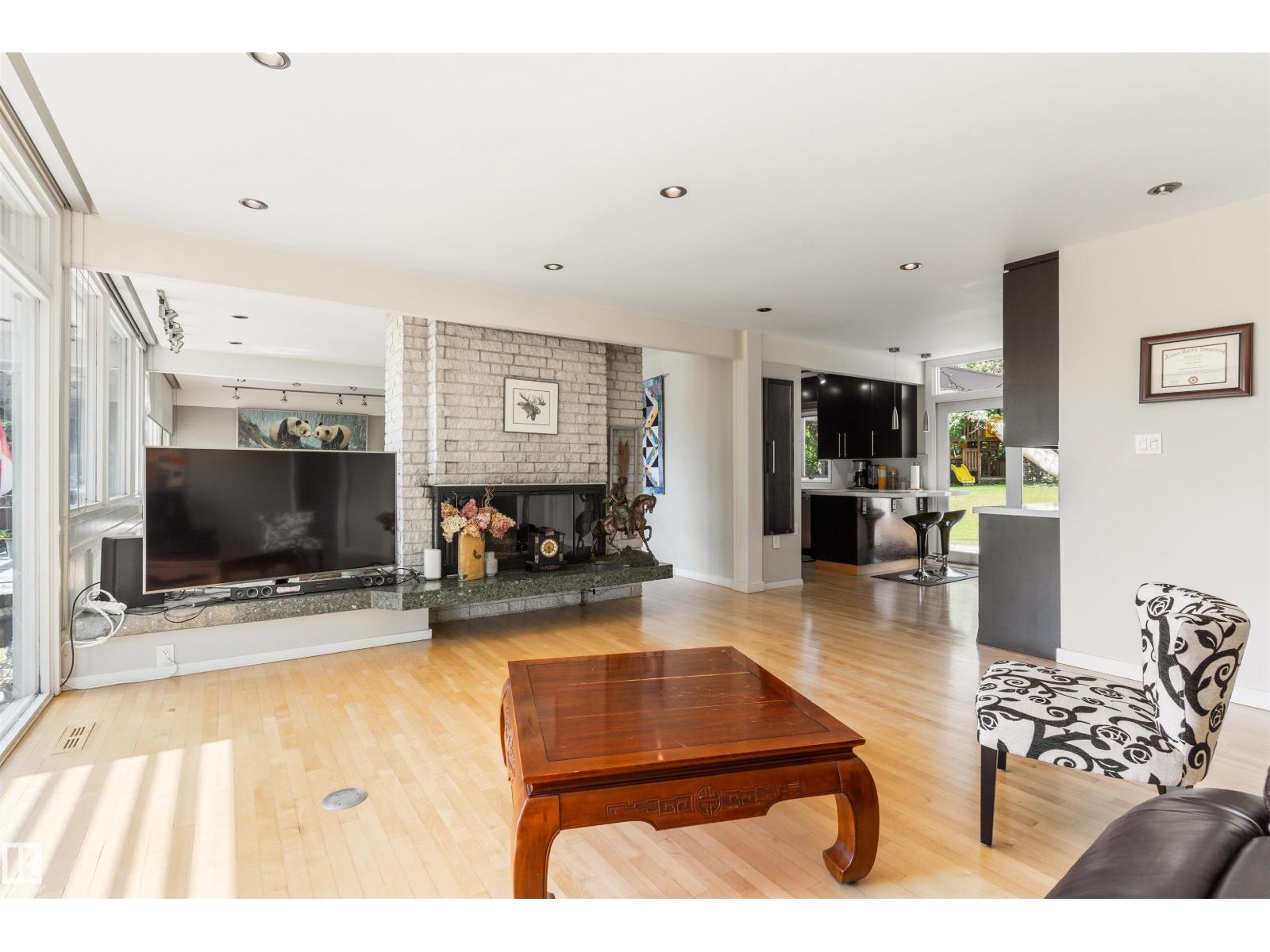 8 LAURIER PL NW - 13