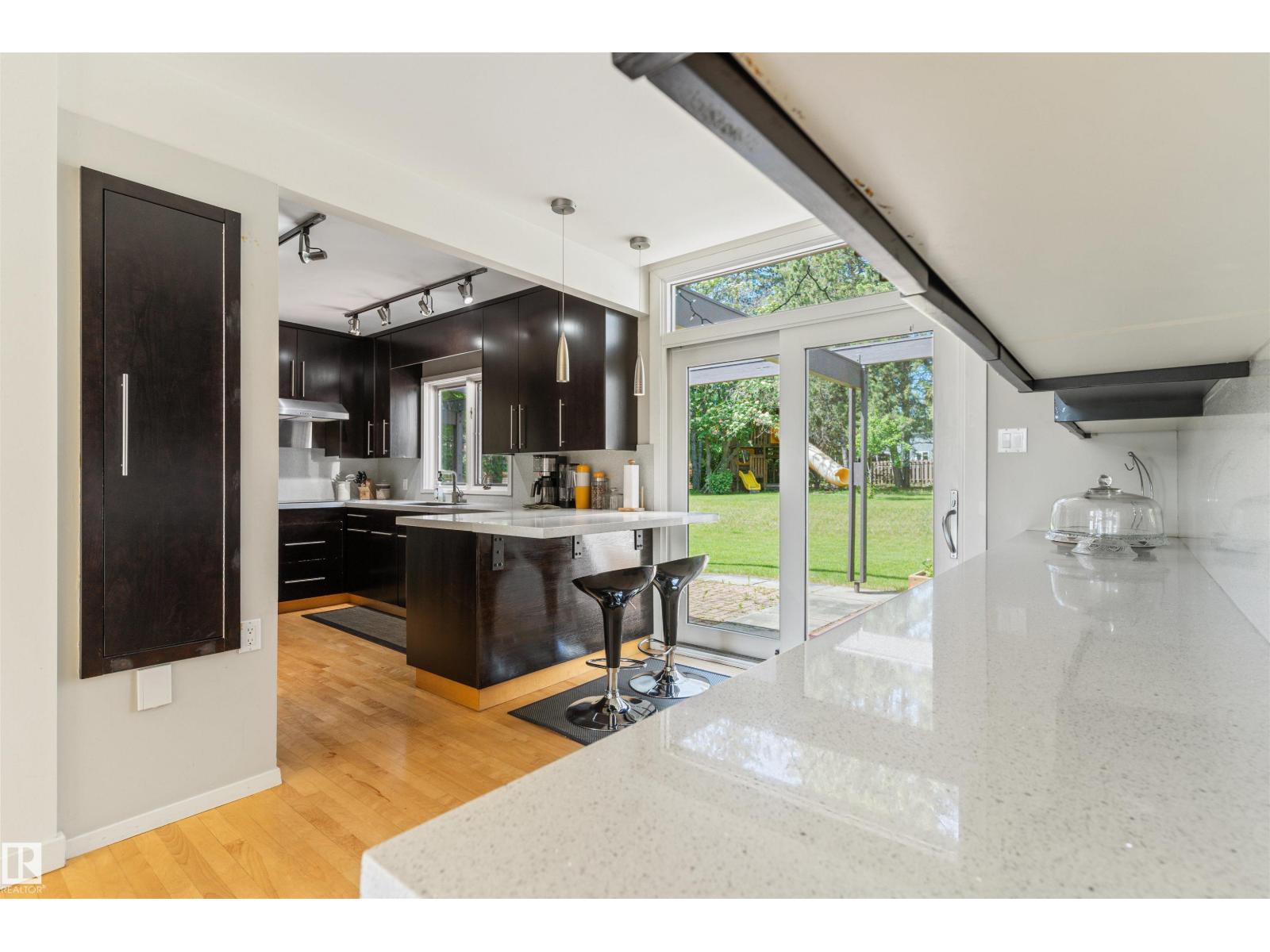 8 LAURIER PL NW - 14