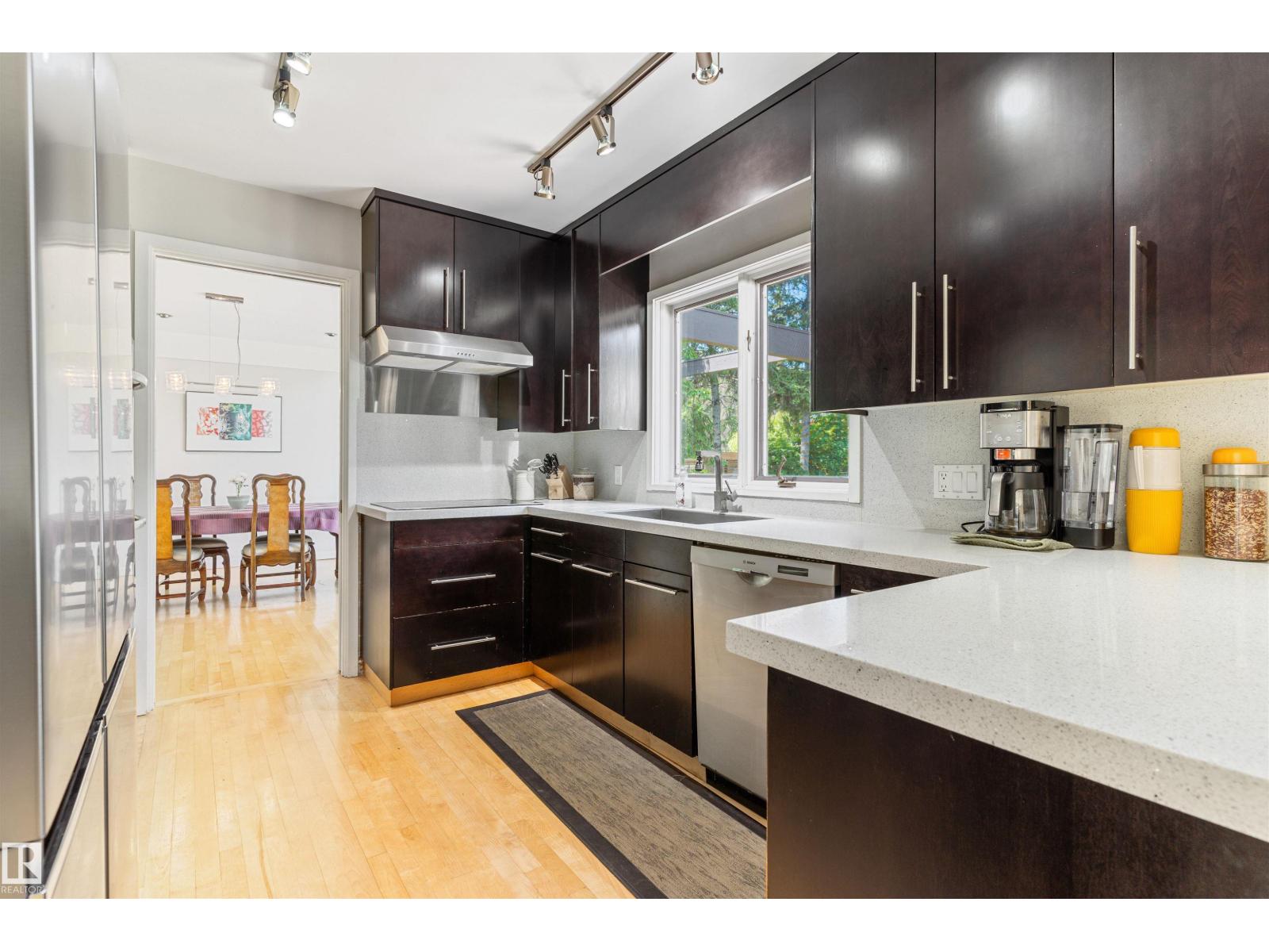 8 LAURIER PL NW - 16