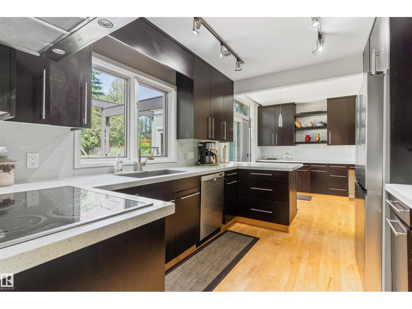 8 LAURIER PL NW - 17