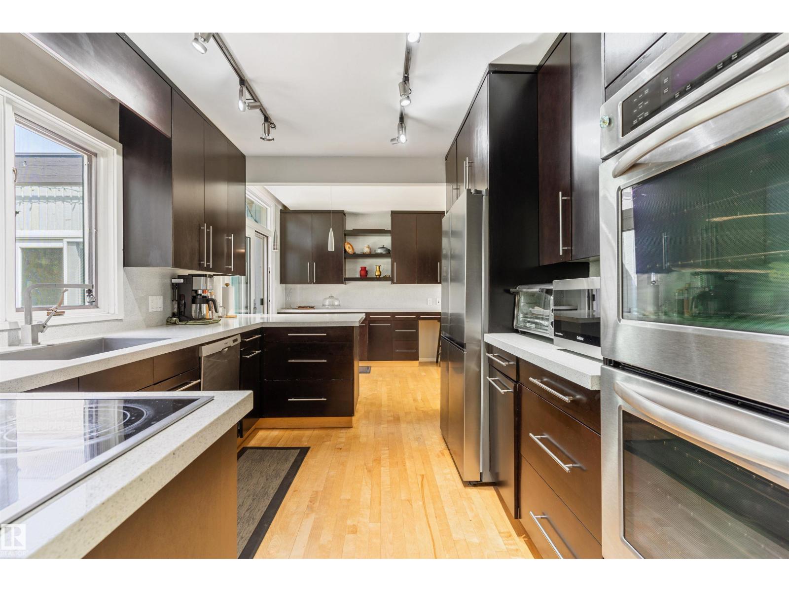 8 LAURIER PL NW - 18