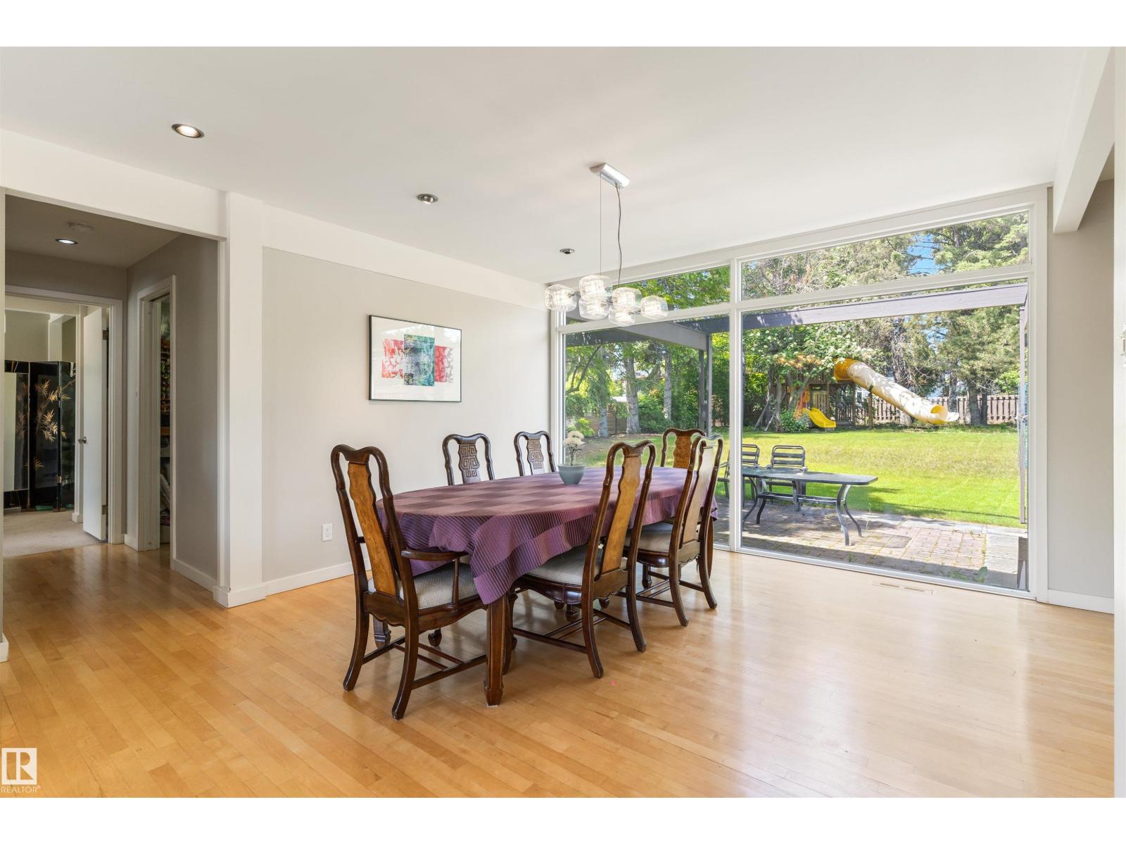 8 LAURIER PL NW - 21