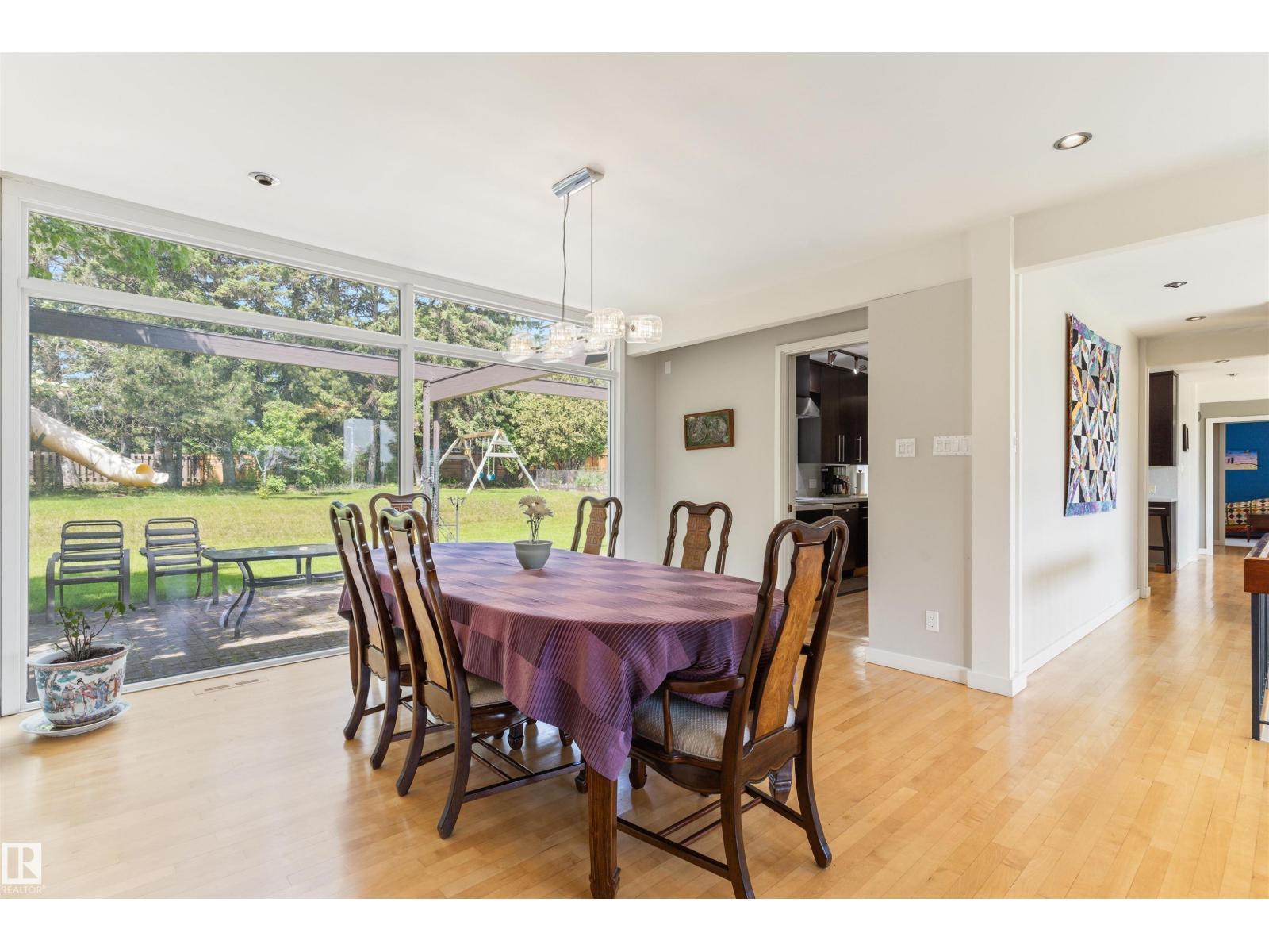 8 LAURIER PL NW - 22