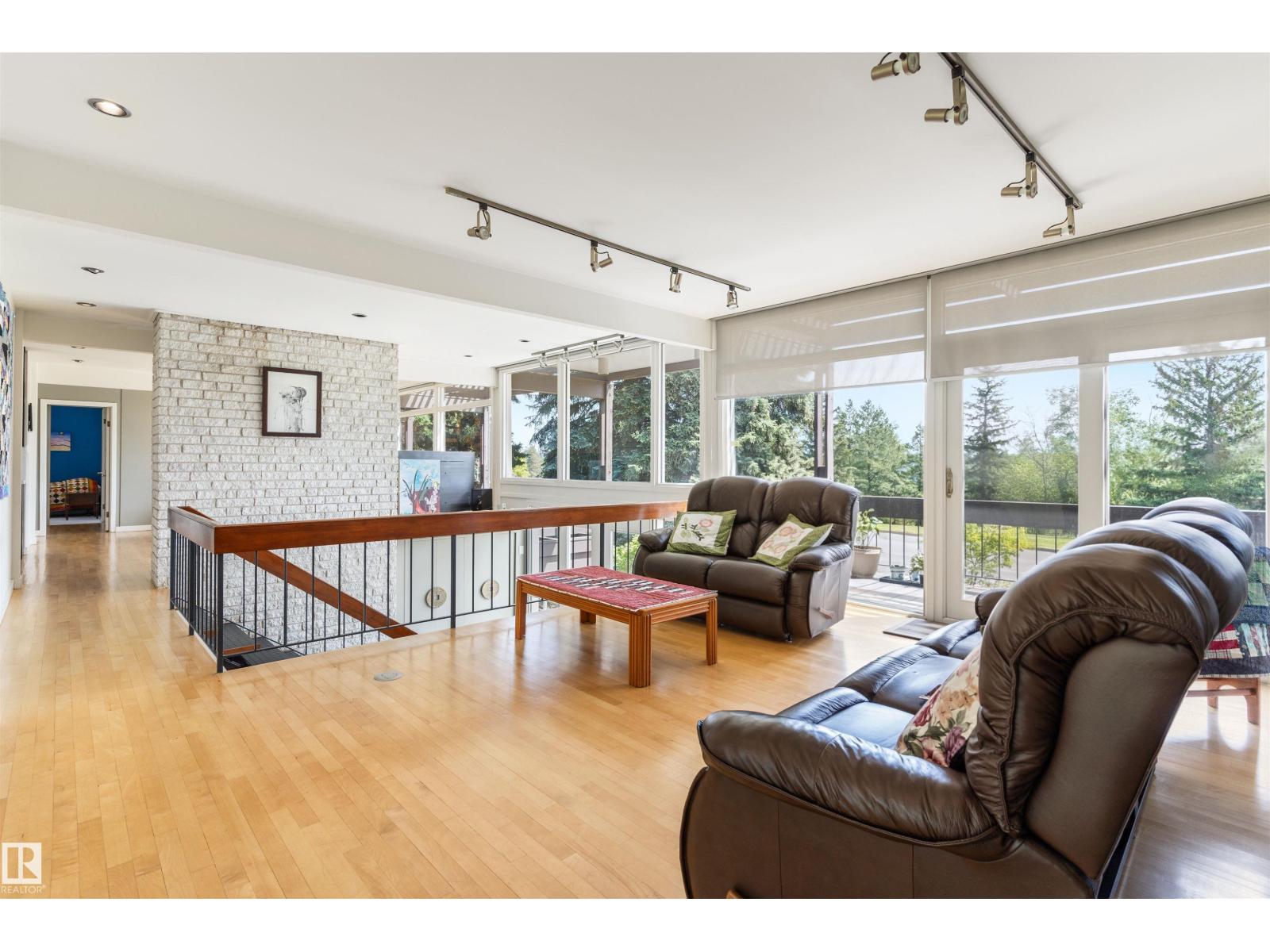 8 LAURIER PL NW - 23