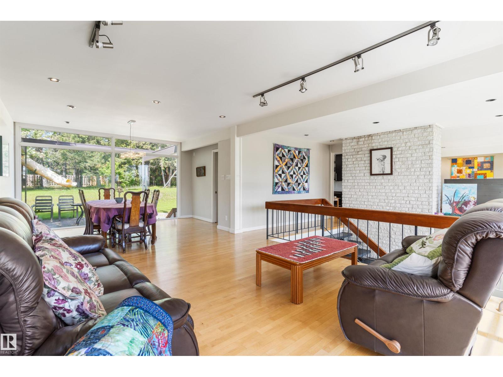 8 LAURIER PL NW - 24