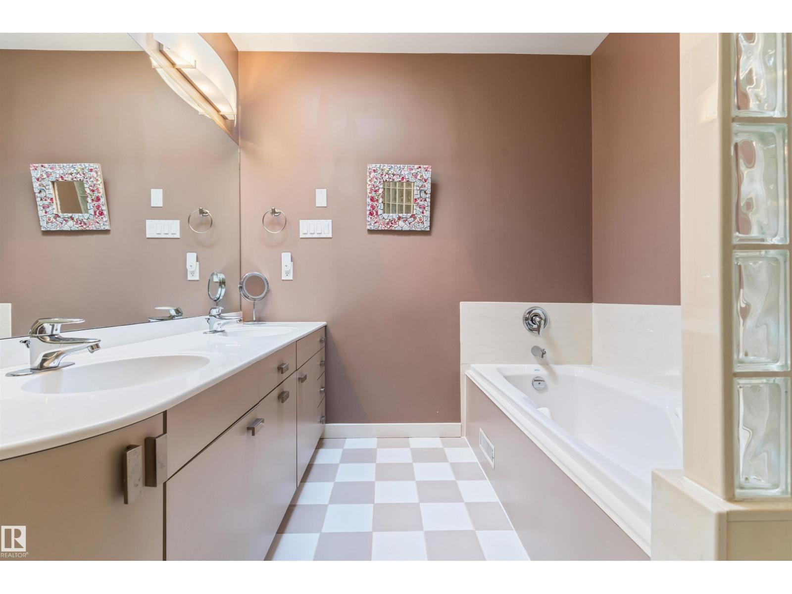 8 LAURIER PL NW - 33