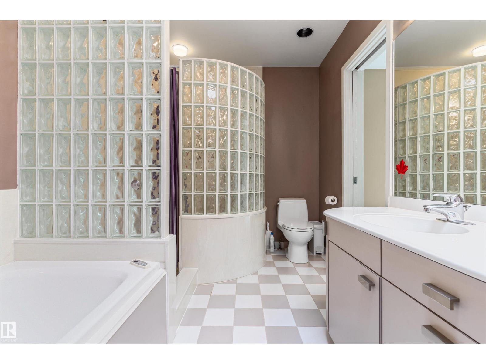 8 LAURIER PL NW - 34