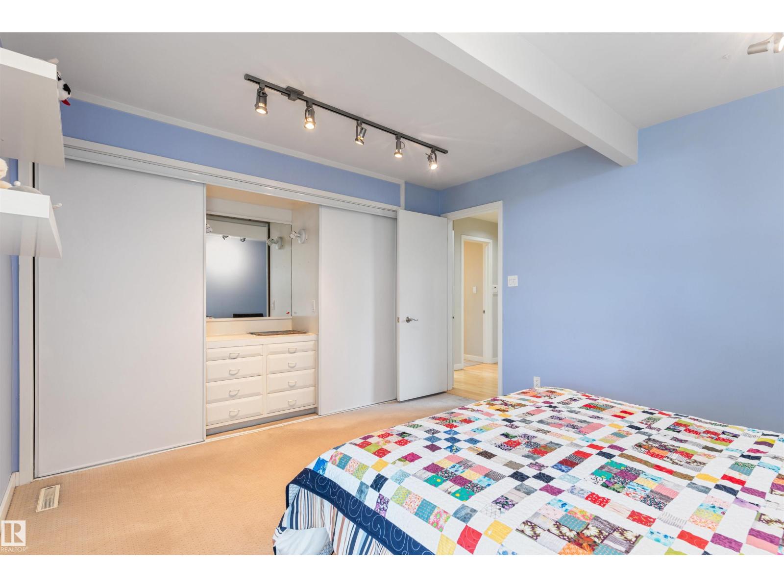 8 LAURIER PL NW - 36