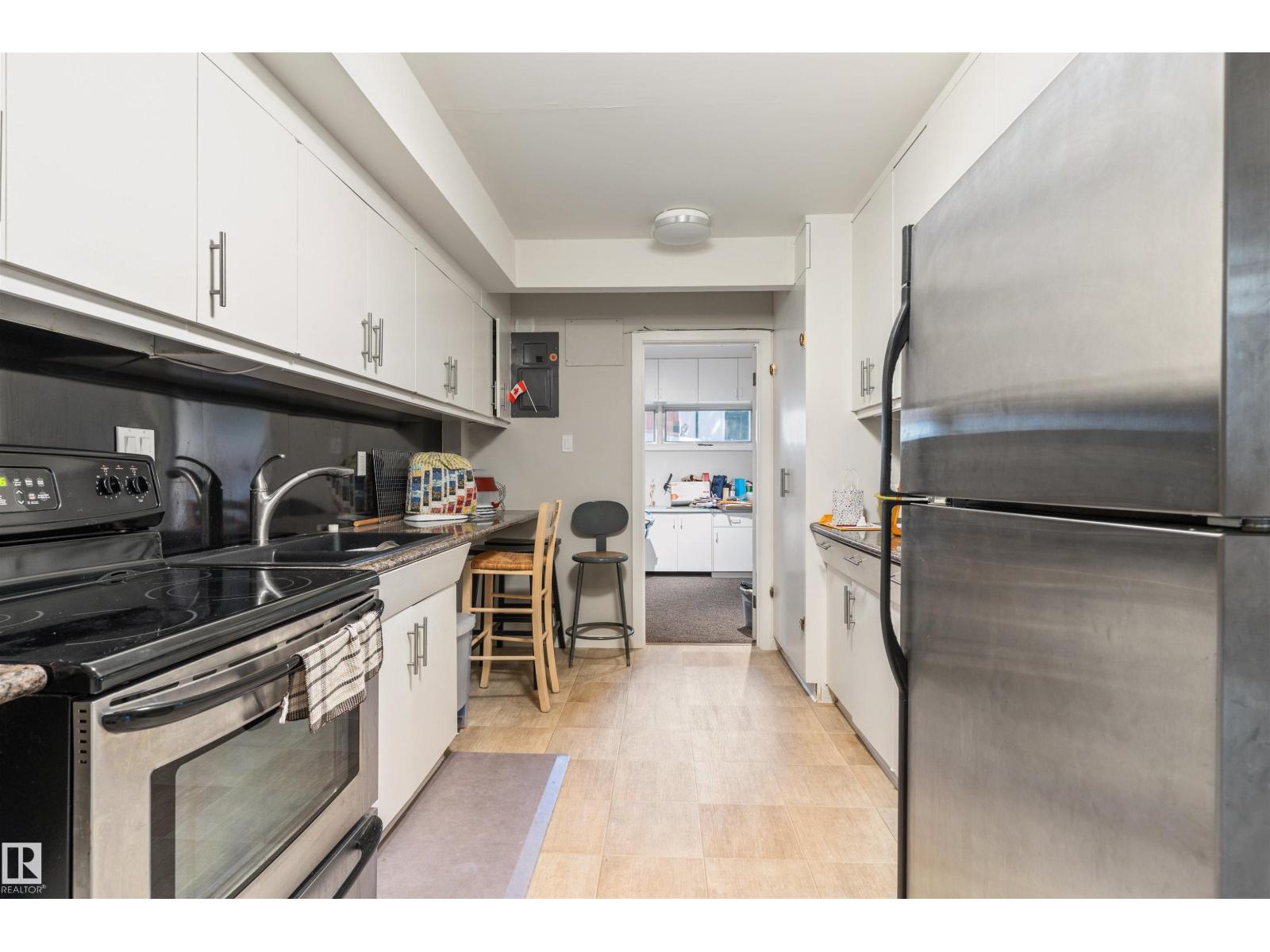 8 LAURIER PL NW - 41