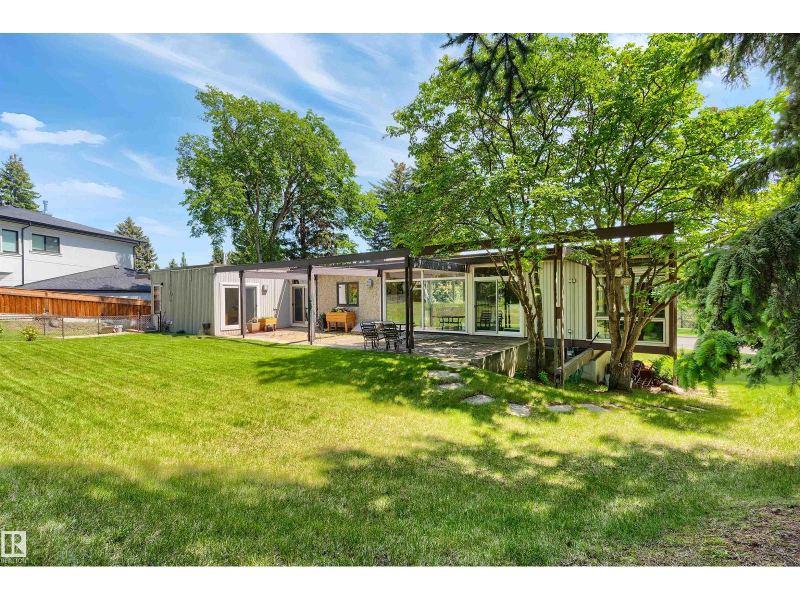 8 LAURIER PL NW - 48