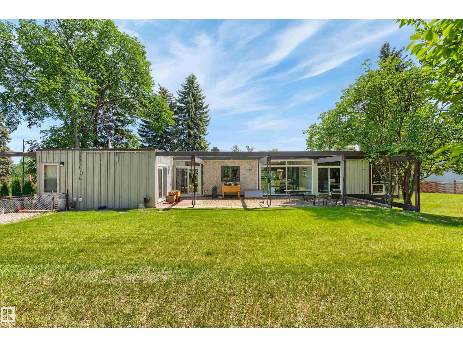 8 LAURIER PL NW - 50