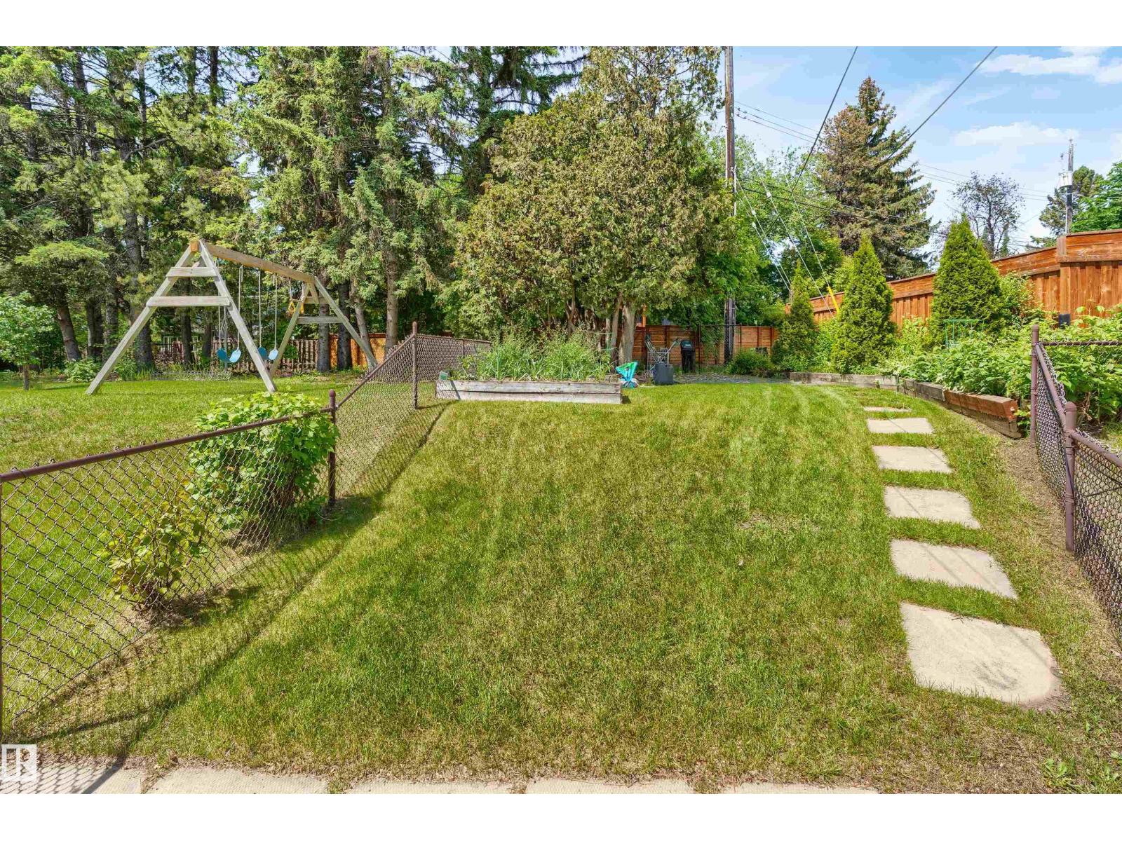 8 LAURIER PL NW - 51