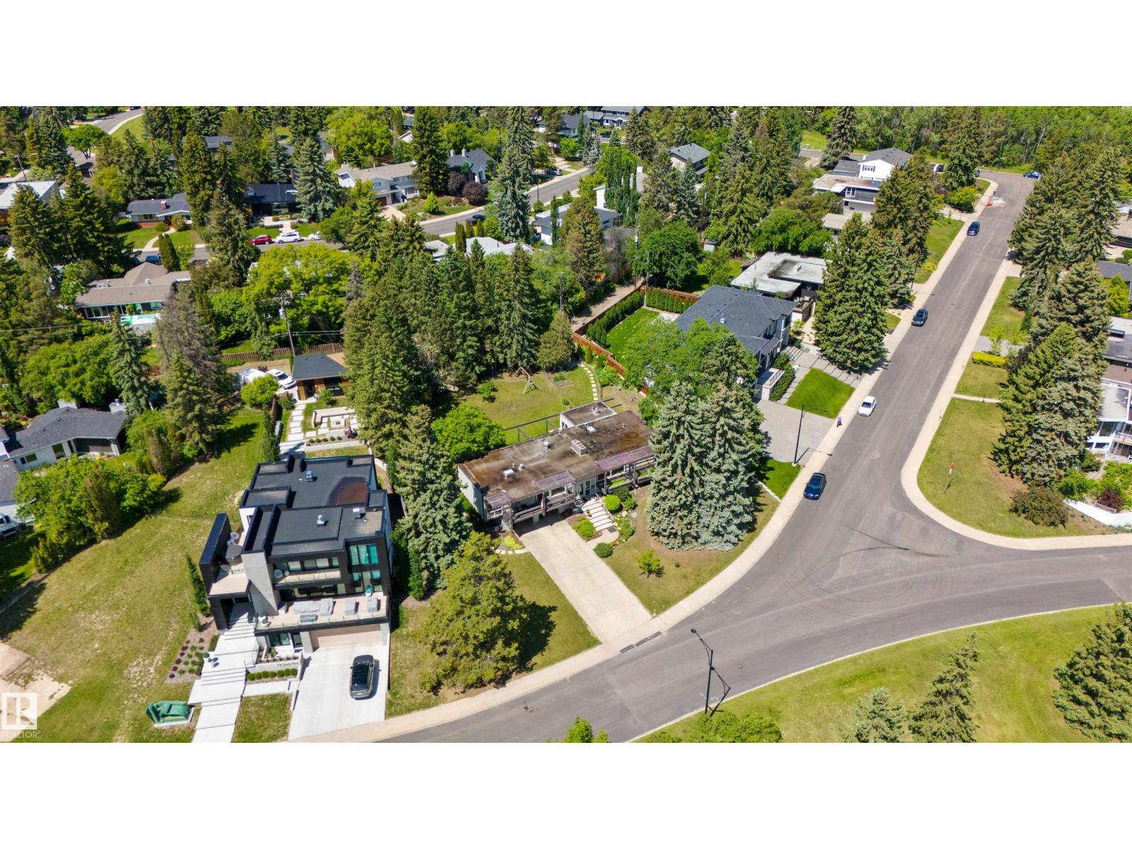 8 LAURIER PL NW - 54